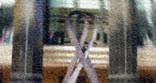 红丝带纪念铜像竖立於湾仔菲林明道公园